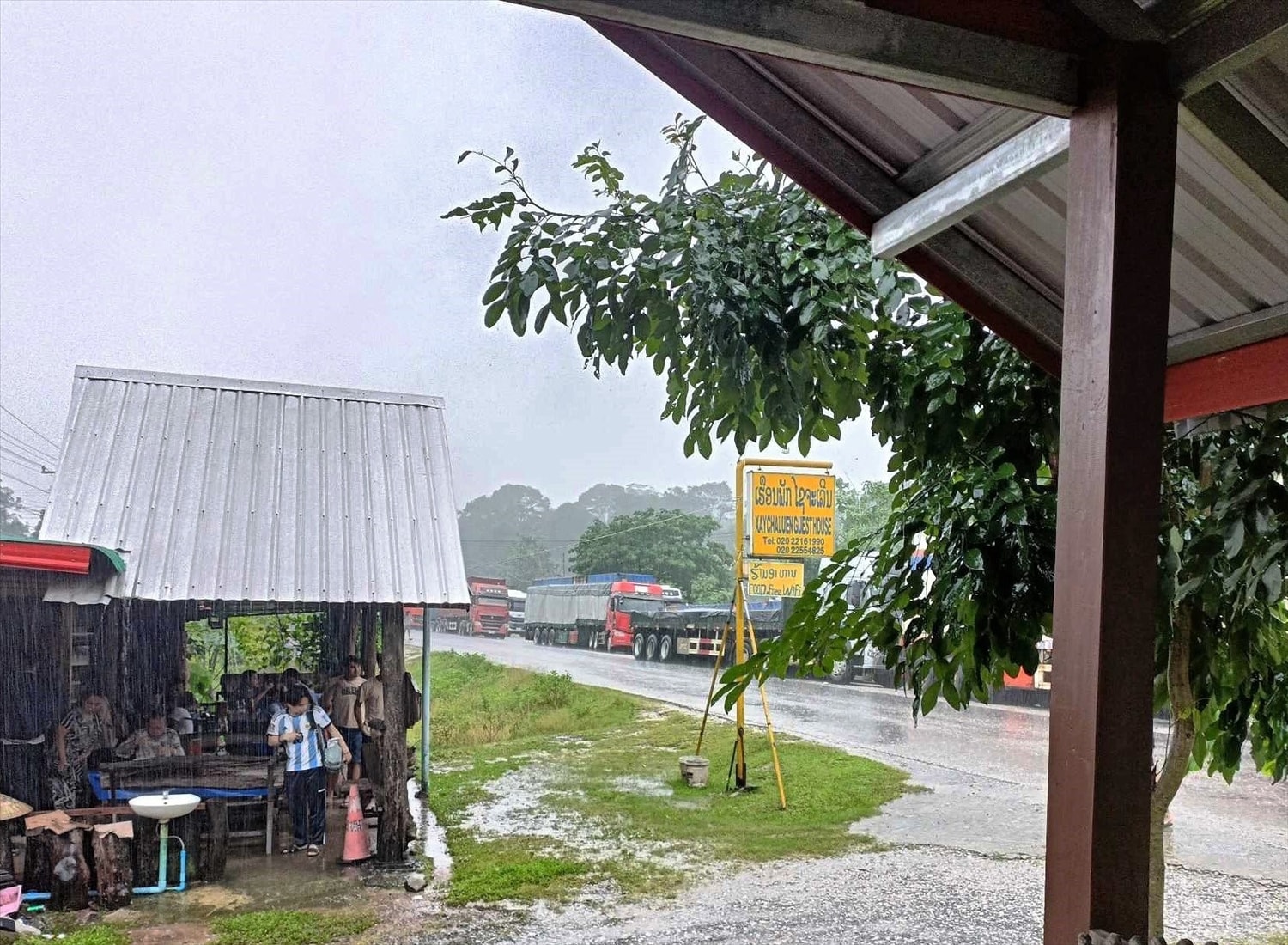 Lượng xe ùn ứ bên nước bạn Lào, cách cửa khẩu Cầu Treo khoảng 60km