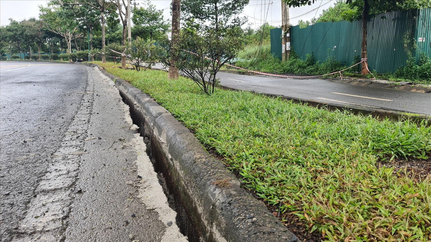 Vết nứt trên đường Hồ Chính Minh đoạn qua Tp. Gia Nghĩa kéo dài và rộng