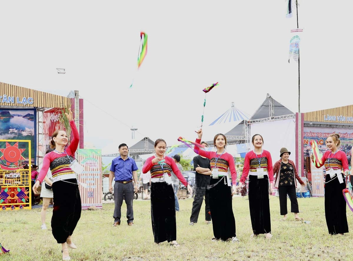 Vui hội tung còn cùng các thiếu nữ dân tộc Thái, huyện Mai Châu tại Phiên chợ vùng cao tỉnh Hòa Bình. Vui hội tung còn cùng các thiếu nữ dân tộc Thái, huyện Mai Châu tại Phiên chợ vùng cao tỉnh Hòa Bình.