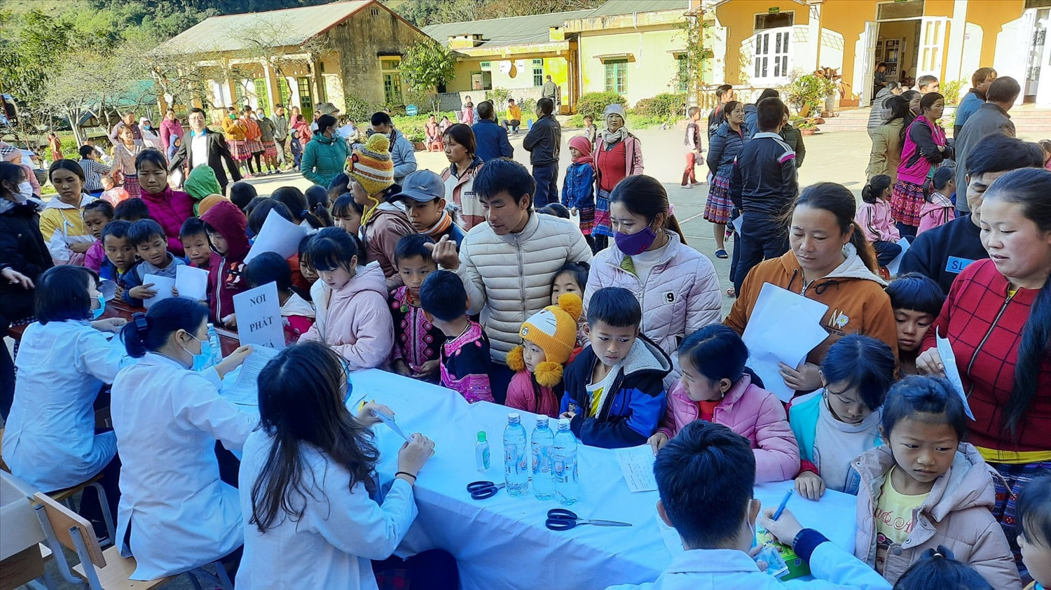 Việc chăm sóc sức khỏe cho người dân tại các xã, thôn đặc biệt khó khăn của tỉnh Hòa Bình ngày càng được quan tâm. Việc chăm sóc sức khỏe cho người dân tại các xã, thôn đặc biệt khó khăn của tỉnh Hòa Bình ngày càng được quan tâm.