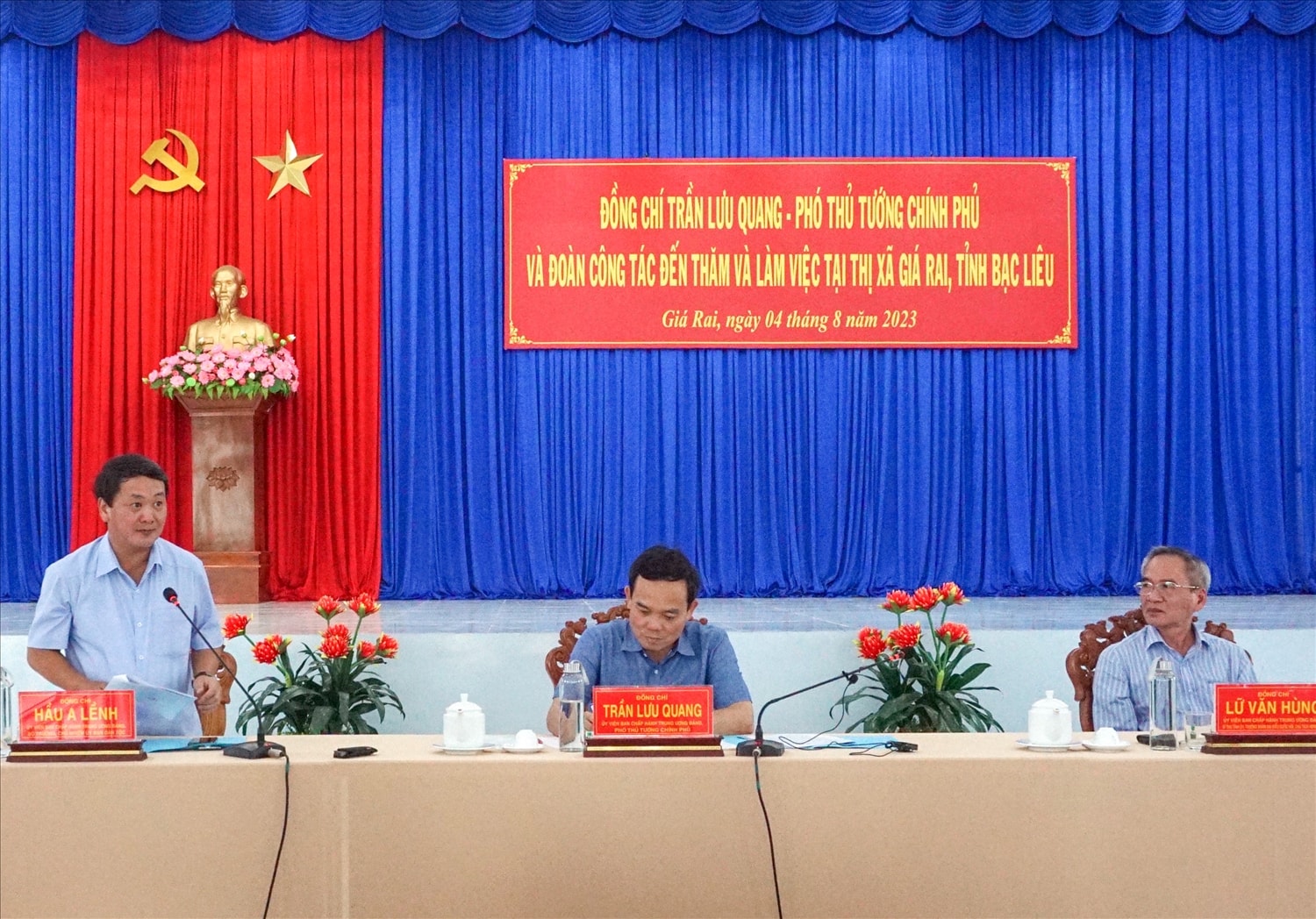 Bộ trưởng Hầu A Lềnh, phát biểu làm rõ những vấn đề mà lãnh đạo