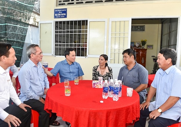 Phó Thủ tướng Trần Lưu Quang cùng Đoàn công tác đến thăm tặng quà gia đình ông Châu Hoàng Tây được hỗ trợ vay làm nhà theo Chương trình MTQG 1719  