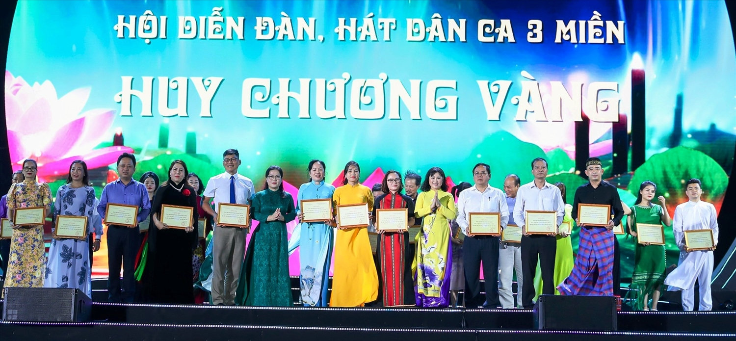 Trao Huy chương Vàng cho các đoàn Nghệ thuật quần chúng tham gia Hội diễn Đàn, hát dân ca 3 miền