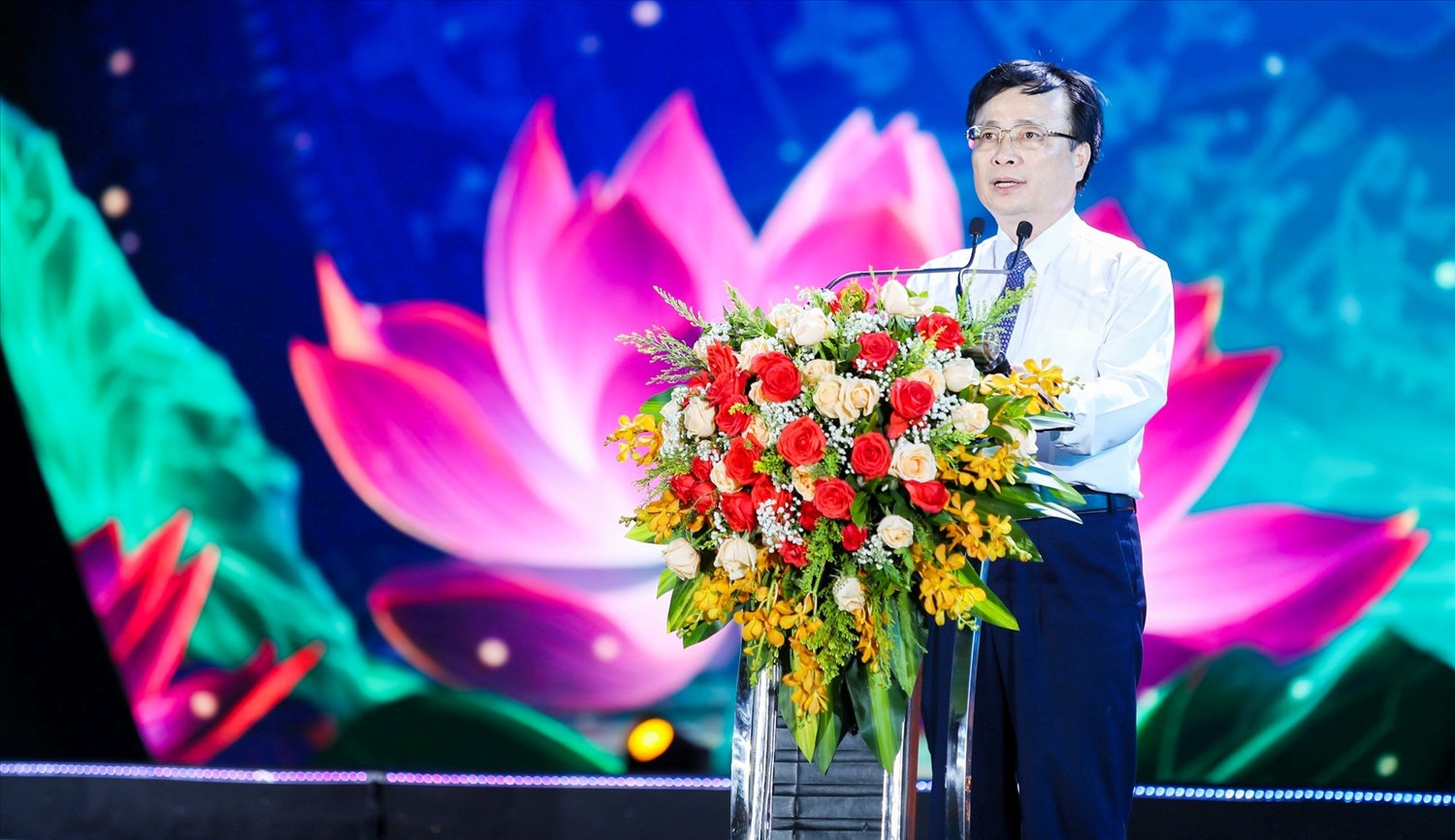 Phó Chủ tịch UBND tỉnh Nghệ An Bùi Đình Long phát biểu bế mạc Festival Dân ca ví, giặm Nghệ Tĩnh và Hội diễn Đàn, hát dân ca 3 miền năm 2023