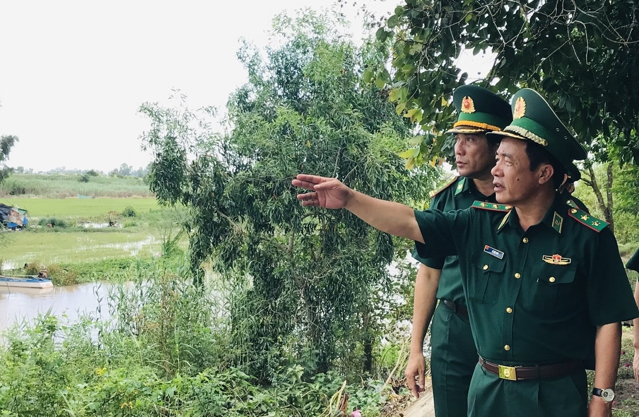 Trung tướng Lê Đức Thái kiểm tra công tác quản lý, bảo vệ biên giới khu vực Đồn Biên phòng Vĩnh Nguơn (An Giang)
