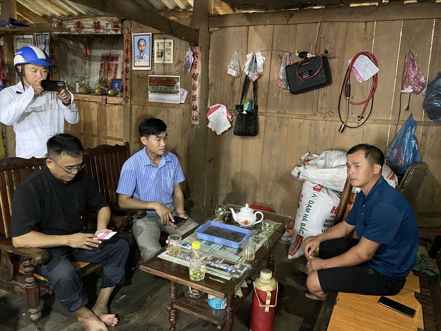 Anh Nông Văn Yên giới thiệu cho khách về quá trình tìm thấy chiếc trồng đồng cổ Anh Nông Văn Yên giới thiệu cho khách về quá trình tìm thấy chiếc trồng đồng cổ