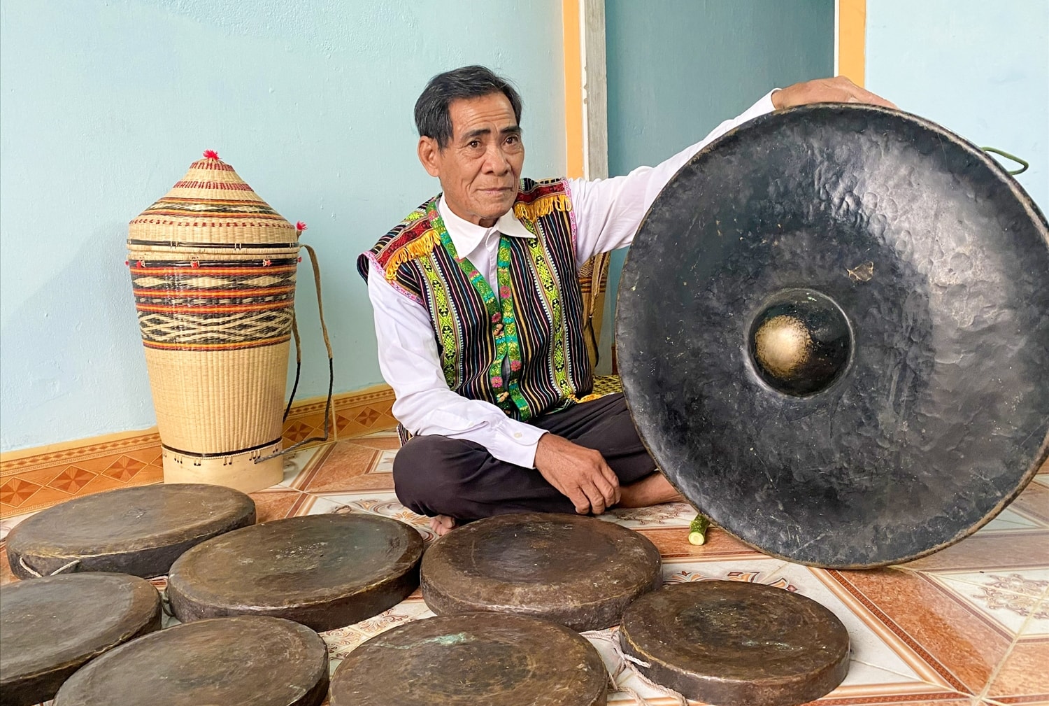 Già A Hiếu giới thiệu về bộ cồng chiêng quý mà gia đình đang lưu giữ Già A Hiếu giới thiệu về bộ cồng chiêng quý mà gia đình đang lưu giữ