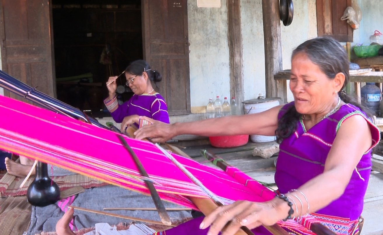 Bà Y Mỹ ở làng O, xã Ya Xiêr, huyện Sa Thầy luôn dành nhiều thời gian để gìn giữ nghề dệt thổ cẩm truyền thống Bà Y Mỹ ở làng O, xã Ya Xiêr, huyện Sa Thầy luôn dành nhiều thời gian để gìn giữ nghề dệt thổ cẩm truyền thống