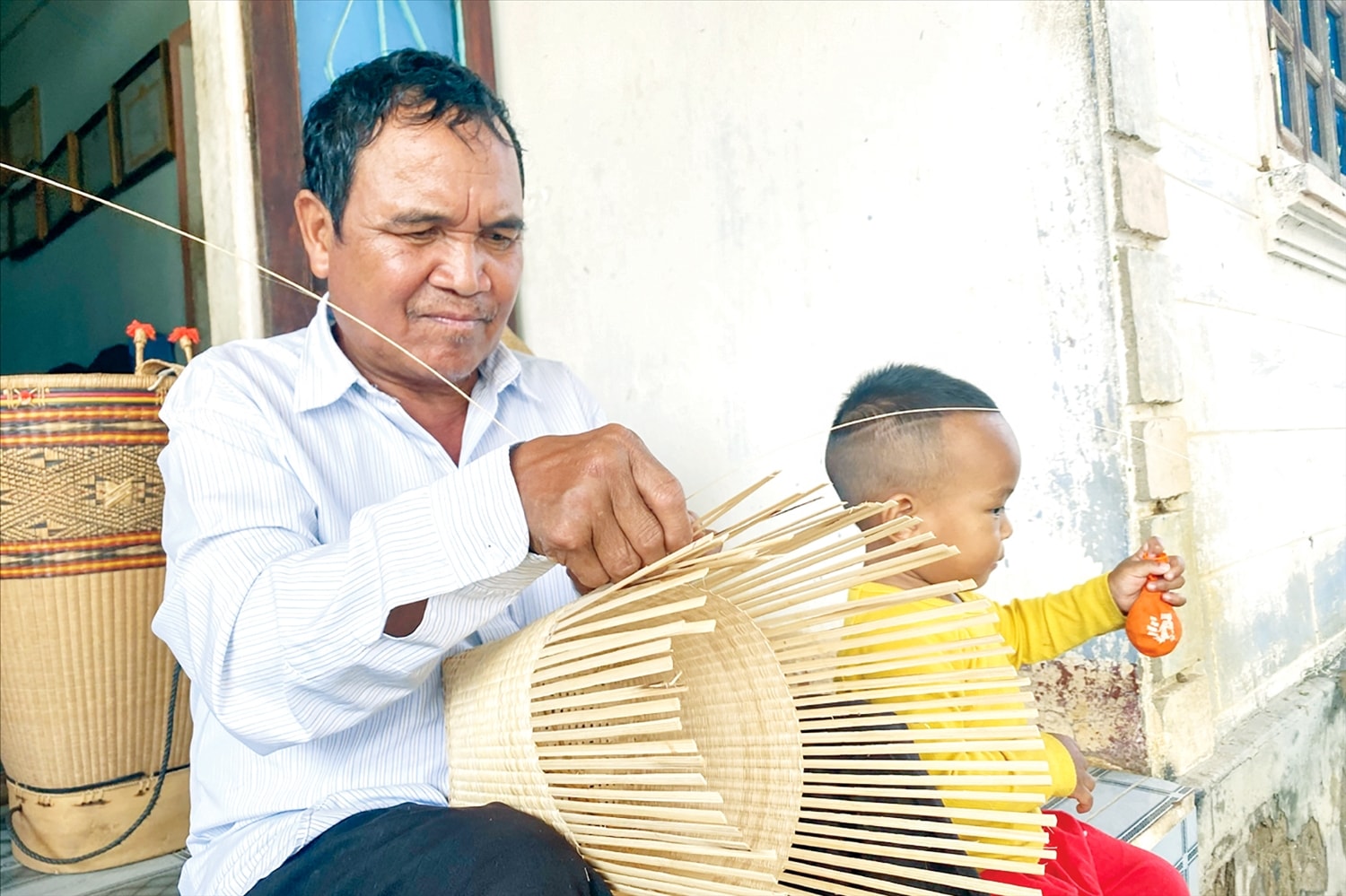 Nghề đan lát luôn được những người đàn ông Gia Rai ở xã Ya Xiêr gìn giữ Nghề đan lát luôn được những người đàn ông Gia Rai ở xã Ya Xiêr gìn giữ