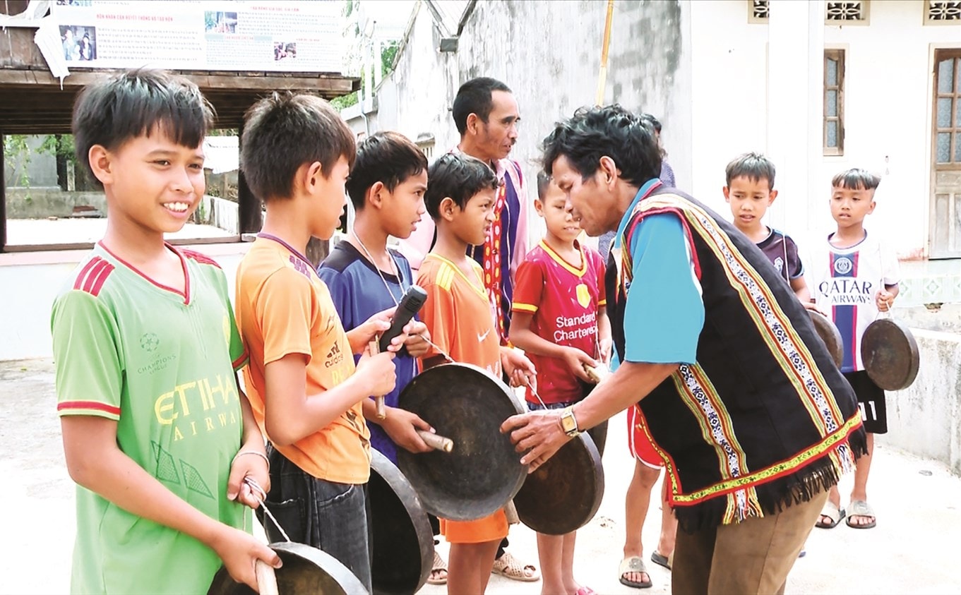Ông A Lưng ở làng Lung, xã Ya Xiêr, huyện Sa Thầy thường xuyên truyền dạy cồng chiêng cho thế hệ trẻ. Ông A Lưng ở làng Lung, xã Ya Xiêr, huyện Sa Thầy thường xuyên truyền dạy cồng chiêng cho thế hệ trẻ