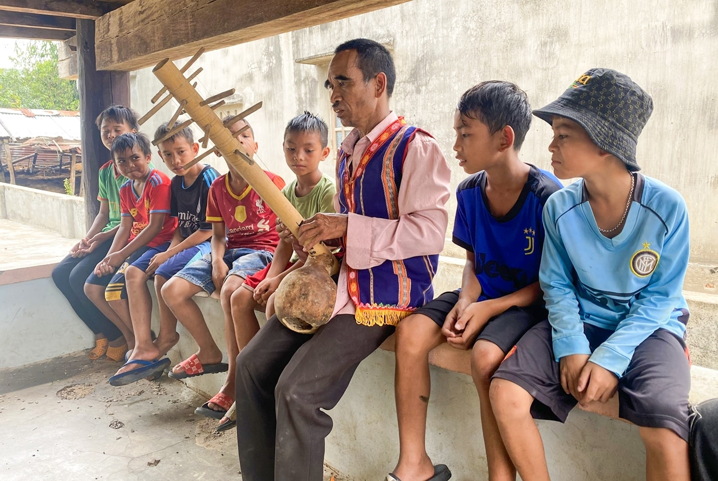 Ông A Tuyn trình diễn đàn goong cho thế hệ trẻ trong làng học theo Ông A Tuyn trình diễn đàn goong cho thế hệ trẻ trong làng học theo