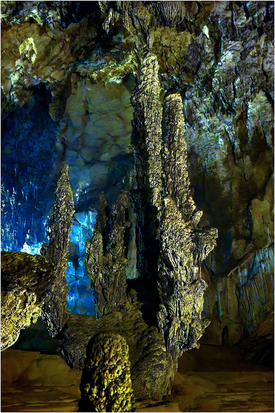 Những cột nhũ đá trong động Ngườm Ngao - Ảnh Thanh Hà Những cột nhũ đá trong động Ngườm Ngao - Ảnh Thanh Hà