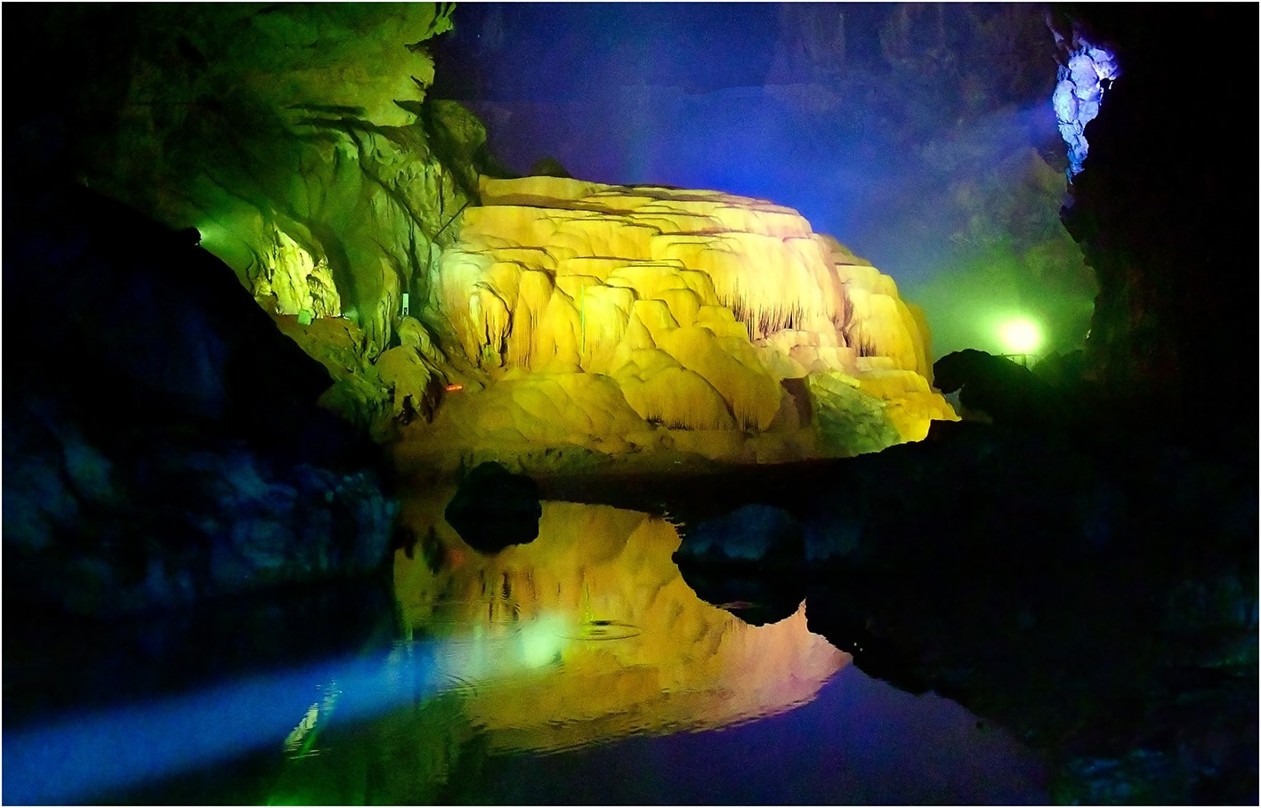 Trong động có những vũng nước lớn, mát rượi, soi bóng các thạch nhũ trên mặt nước. Trong động có những vũng nước lớn, mát rượi, soi bóng các thạch nhũ trên mặt nước.