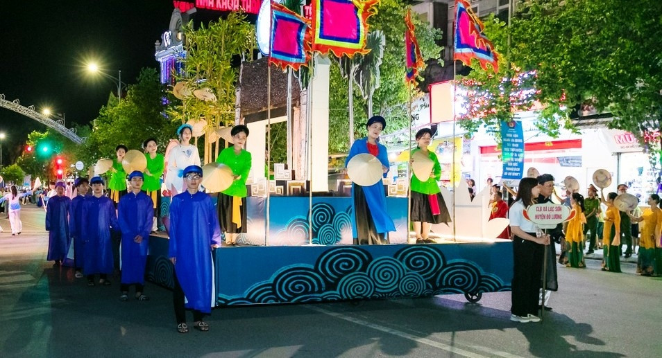 Xe mô hình tại sân khấu cho Lễ hội đường phố 