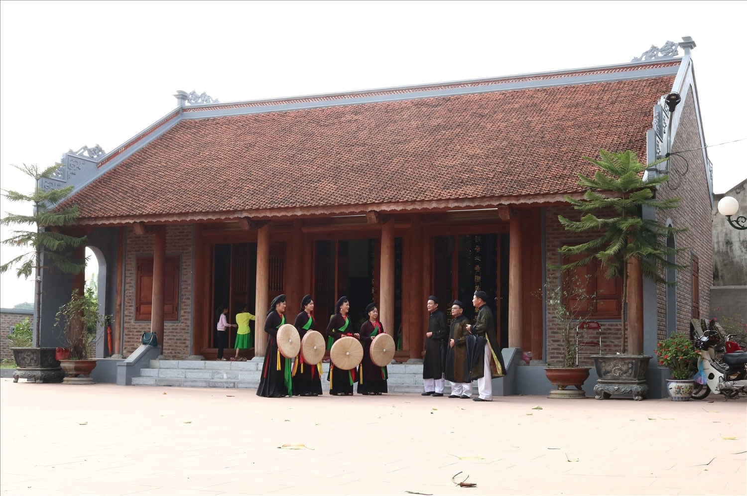 Các liền anh, liền chị biểu diễn dân ca Quan họ tại sân chùa 