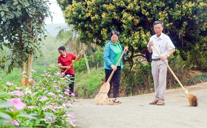 Người dân dọn dẹp vệ sinh, nâng cao môi trường sống ở khu dân cư. Người dân dọn dẹp vệ sinh, nâng cao môi trường sống ở khu dân cư.