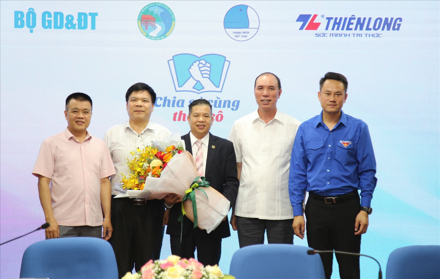 Ban tổ chức tặng hoa  đơn vị đồng hành cùng chương trình