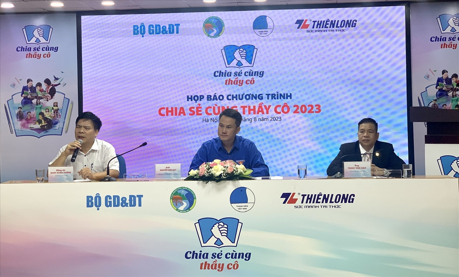Chủ trì buổi Họp báo