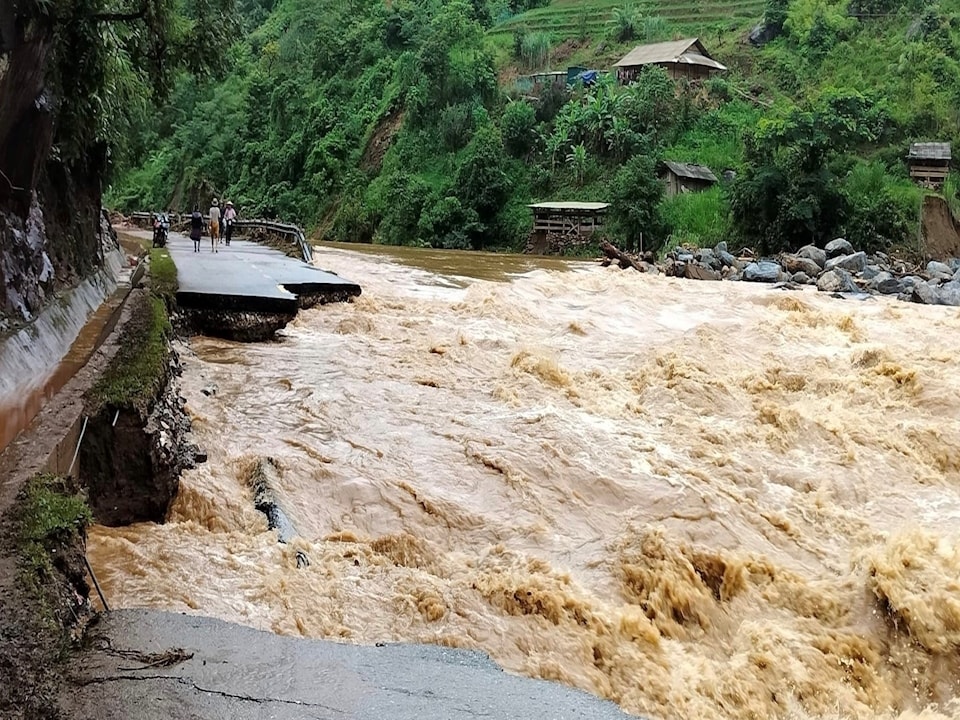 Mưa to nhiều ngày gây lũ và sạt lở đất, giao thông chia cắt và làm hư hại nhiều công trình lưới điện trên địa bàn huyện Mù Cang Chải Mưa to nhiều ngày gây lũ và sạt lở đất, giao thông chia cắt và làm hư hại nhiều công trình lưới điện trên địa bàn huyện Mù Cang Chải