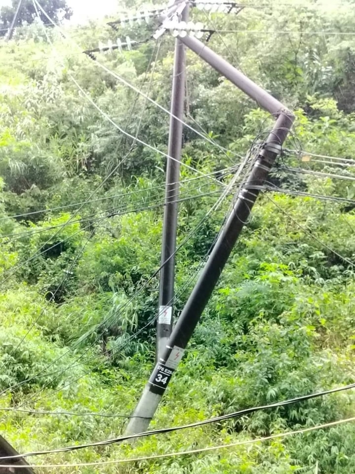 Cột điện thuộc đường dây 35kV lộ 376E29.2 phân đoạn Mường Kim- Mù Cang Chải bị gãy, đổ Cột điện thuộc đường dây 35kV lộ 376E29.2 phân đoạn Mường Kim- Mù Cang Chải bị gãy, đổ