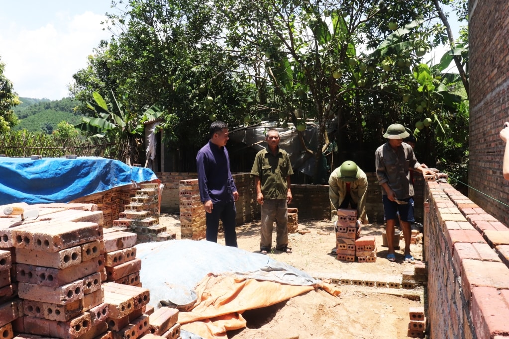 Gia đình ông Lô Đức Hùng, thôn Chè Phạ, xã Đồng Tâm đang tích cực xây dựng và hoàn thiện nhà mới từ sự giúp đỡ của chính quyền địa phương và các nhà hảo tâm