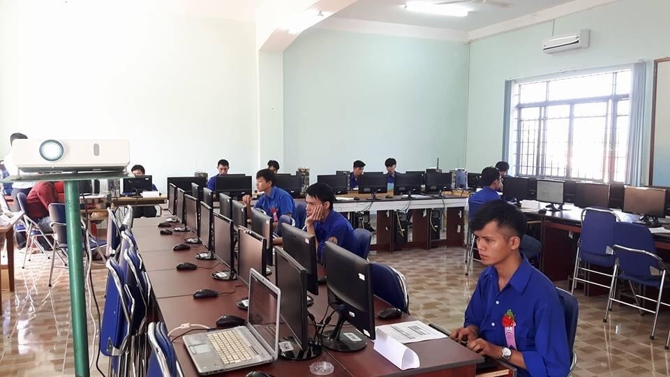 Nhiều học sinh sau khi tốt nghiệp THCS chọn học nghề tại các trường trung cấp, cao đẳng Nhiều học sinh sau khi tốt nghiệp THCS chọn học nghề tại các trường trung cấp, cao đẳng