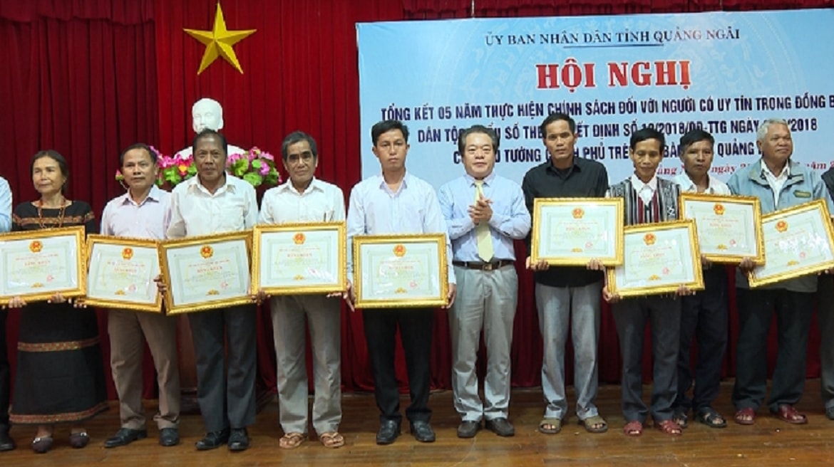 Tỉnh Quảng Ngãi luôn dành sự quan tâm đến những Người có uy tín (trong ảnh, Những người có uy tín tiêu biểu được UBND tỉnh Quảng Ngãi tặng bằng khen)