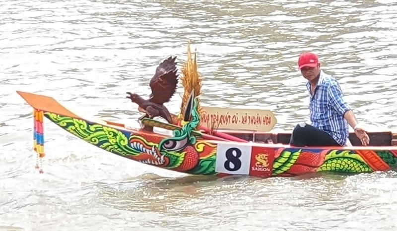 Phía đầu mỗi chiếc ghe ngo đều được trang trí biểu tượng tâm linh khác nhau để thể hiện sức mạnh và sự linh thiêng của từng ghe Phía đầu mỗi chiếc ghe ngo đều được trang trí biểu tượng tâm linh khác nhau để thể hiện sức mạnh và sự linh thiêng của từng ghe