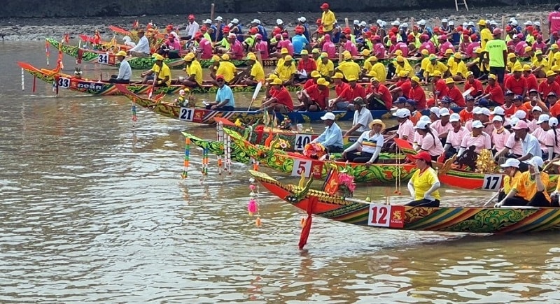 Mỗi chiếc ghe đều được trang trí màu sắc rất rực rỡ, góp phần cho những cuộc đua trong lễ hội thêm sinh động, hấp dẫn Mỗi chiếc ghe đều được trang trí màu sắc rất rực rỡ, góp phần cho những cuộc đua trong lễ hội thêm sinh động, hấp dẫn