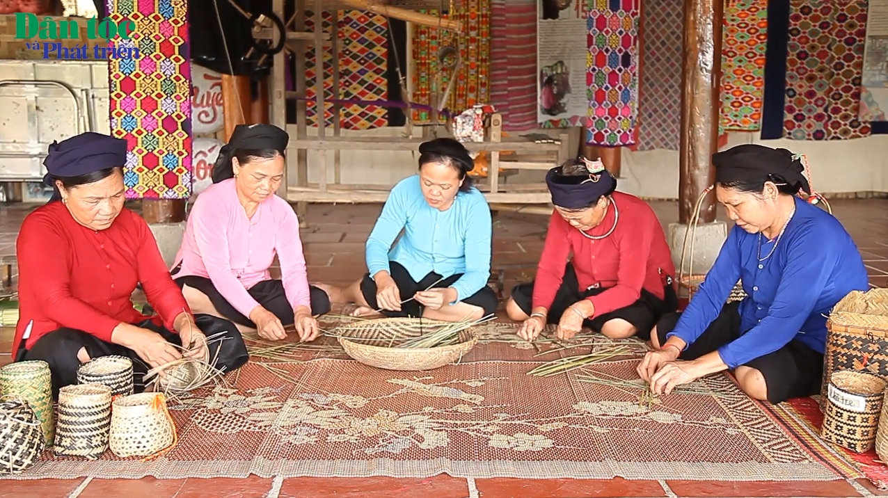 Người Tày giữ nghề đan lát 