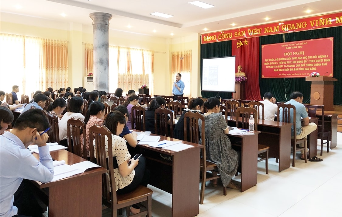 Giảng viên truyền đạt các chuyên đề đến học viên Giảng viên truyền đạt các chuyên đề đến học viên