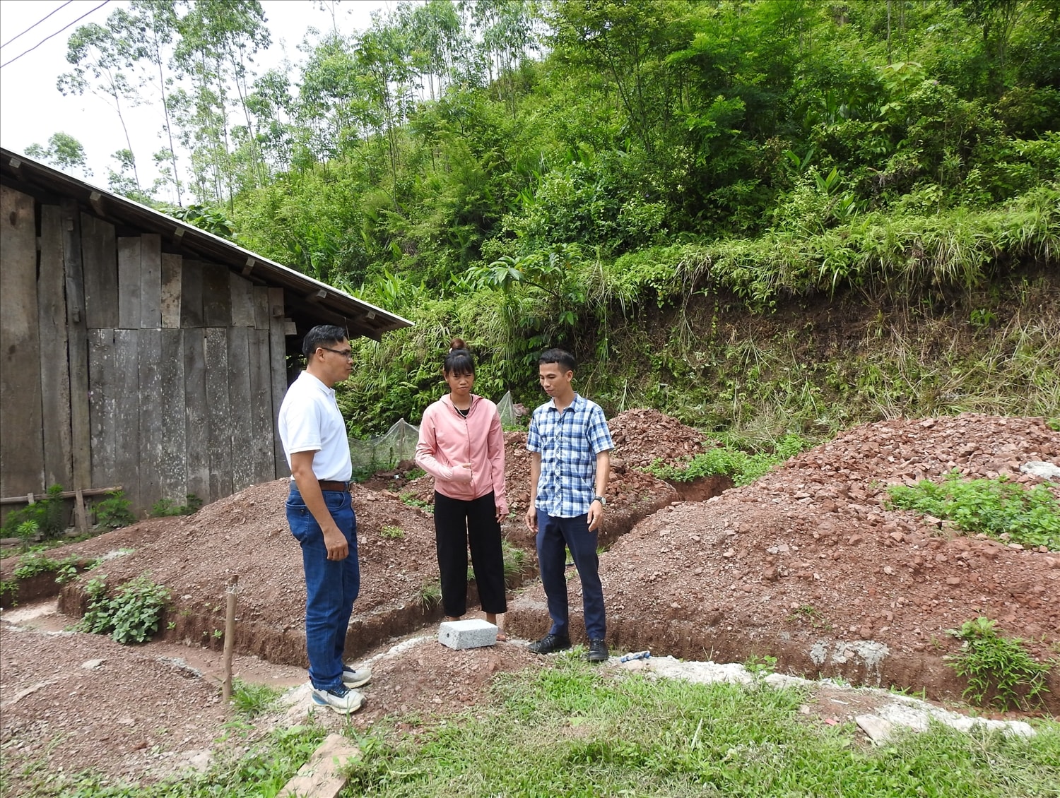 Nhờ sự tư vấn, động viên kịp thời của các Đảng viên, nhiều hộ nghèo đã quyết tâm xây nhà ở với sự hỗ trợ từ các chương trình, chính sách Nhờ sự tư vấn, động viên kịp thời của các Đảng viên, nhiều hộ nghèo đã quyết tâm xây nhà ở với sự hỗ trợ từ các chương trình, chính sách