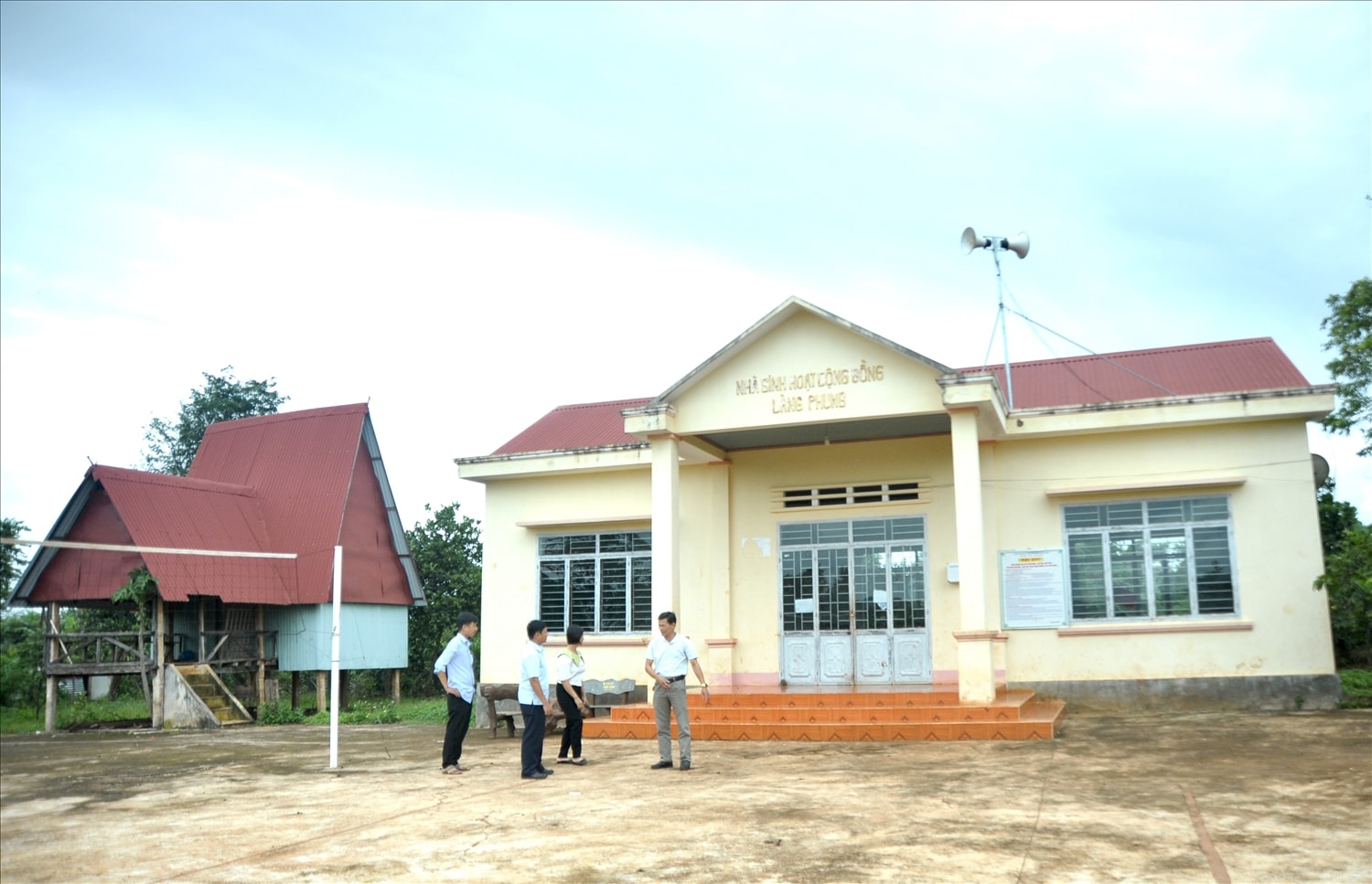 Nhà sinh hoạt cộng đồng làng Phung được xây dựng rộng rãi, thoáng mát Nhà sinh hoạt cộng đồng làng Phung được xây dựng rộng rãi, thoáng mát