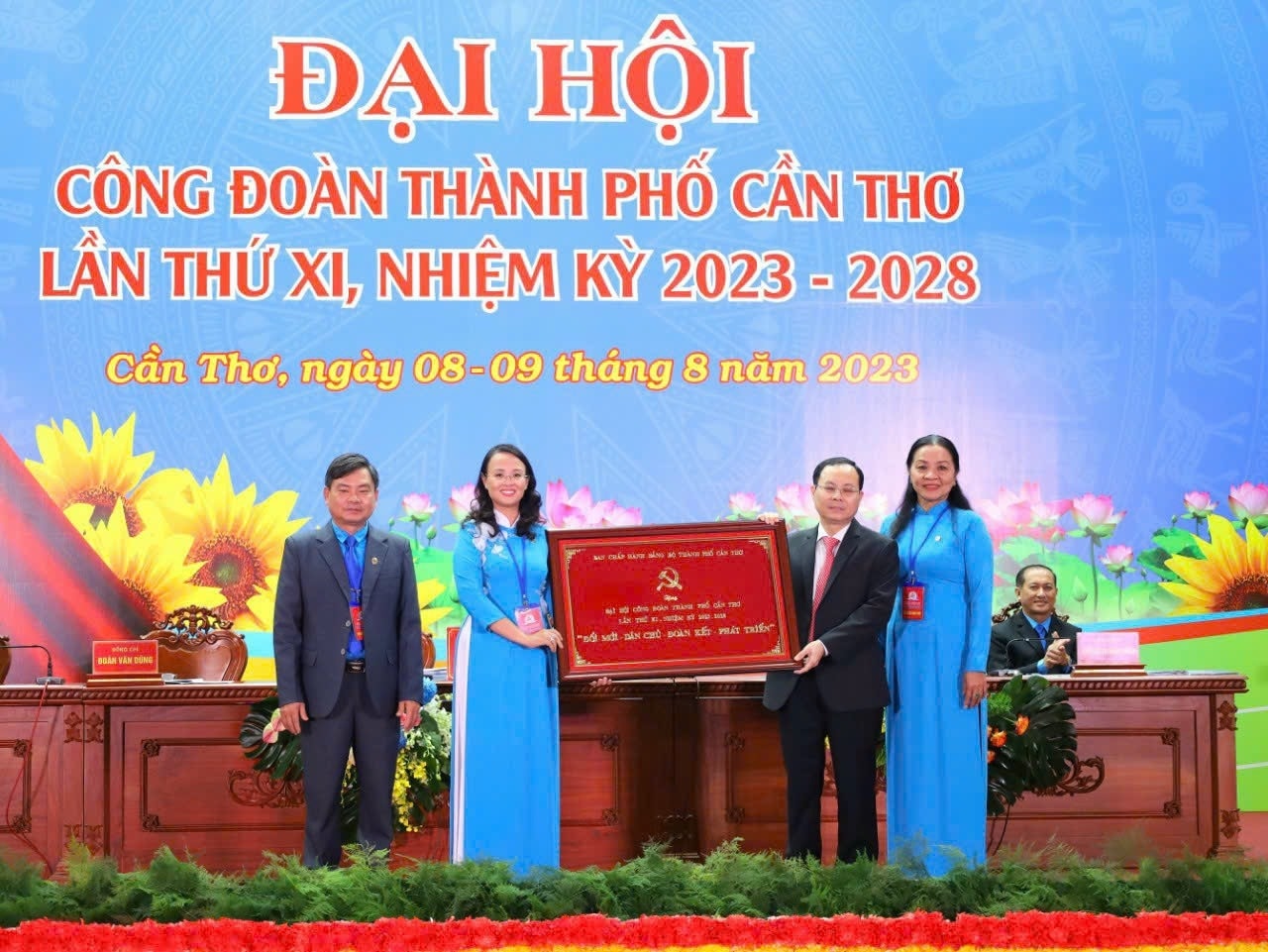 Bí thư Thành ủy TP Cần Thơ Nguyễn Văn Hiếu trao khánh vàng do Ban Chấp hành Đảng bộ Thành uỷ TP. Cần Thơ tặng đến Đại hội Công đoàn TP. Cần Thơ với dòng chữ “Đổi mới - Dân chủ - Đoàn kết - Phát triển”
