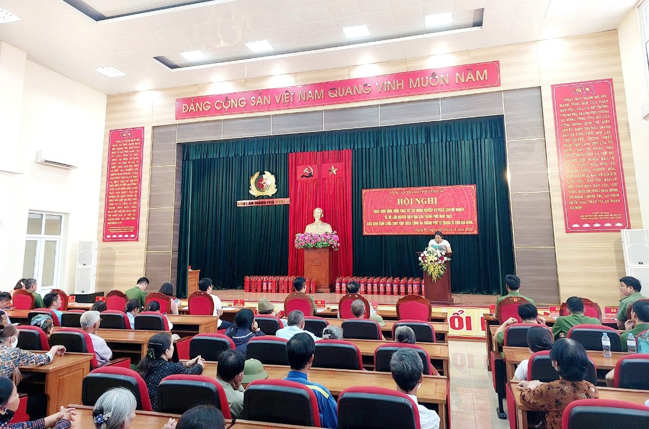 Thành phố Uông Bí  trao tặng bình chữa cháy cho các hộ nghèo, hộ cận nghèo