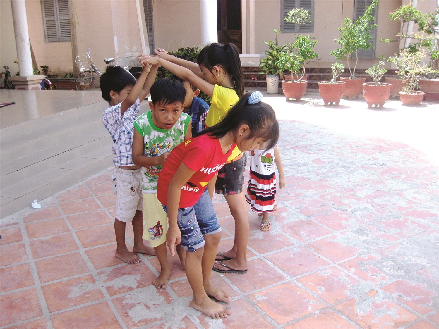 Trẻ em dân tộc Chăm chơi trò làm cua cắn nhau. Trẻ em dân tộc Chăm chơi trò làm cua cắn nhau.