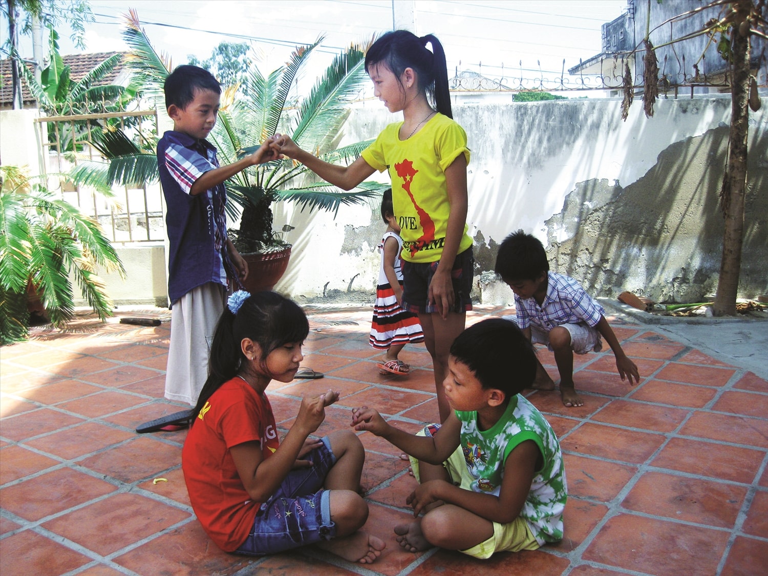 Trẻ em người Chăm vừa chơi trò chơi vừa hát đồng dao. Trẻ em người Chăm vừa chơi trò chơi vừa hát đồng dao.