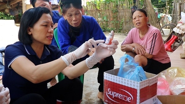 Chị Hoàng Thị Thanh, Trung tâm giáo dục nghề nghiệp - giáo dục thường xuyên huyện Chi Lăng hướng dẫn pha chế thuốc thú y cho học viên. (Ảnh TL) Chị Hoàng Thị Thanh, Trung tâm giáo dục nghề nghiệp - giáo dục thường xuyên huyện Chi Lăng hướng dẫn pha chế thuốc thú y cho học viên. (Ảnh TL)