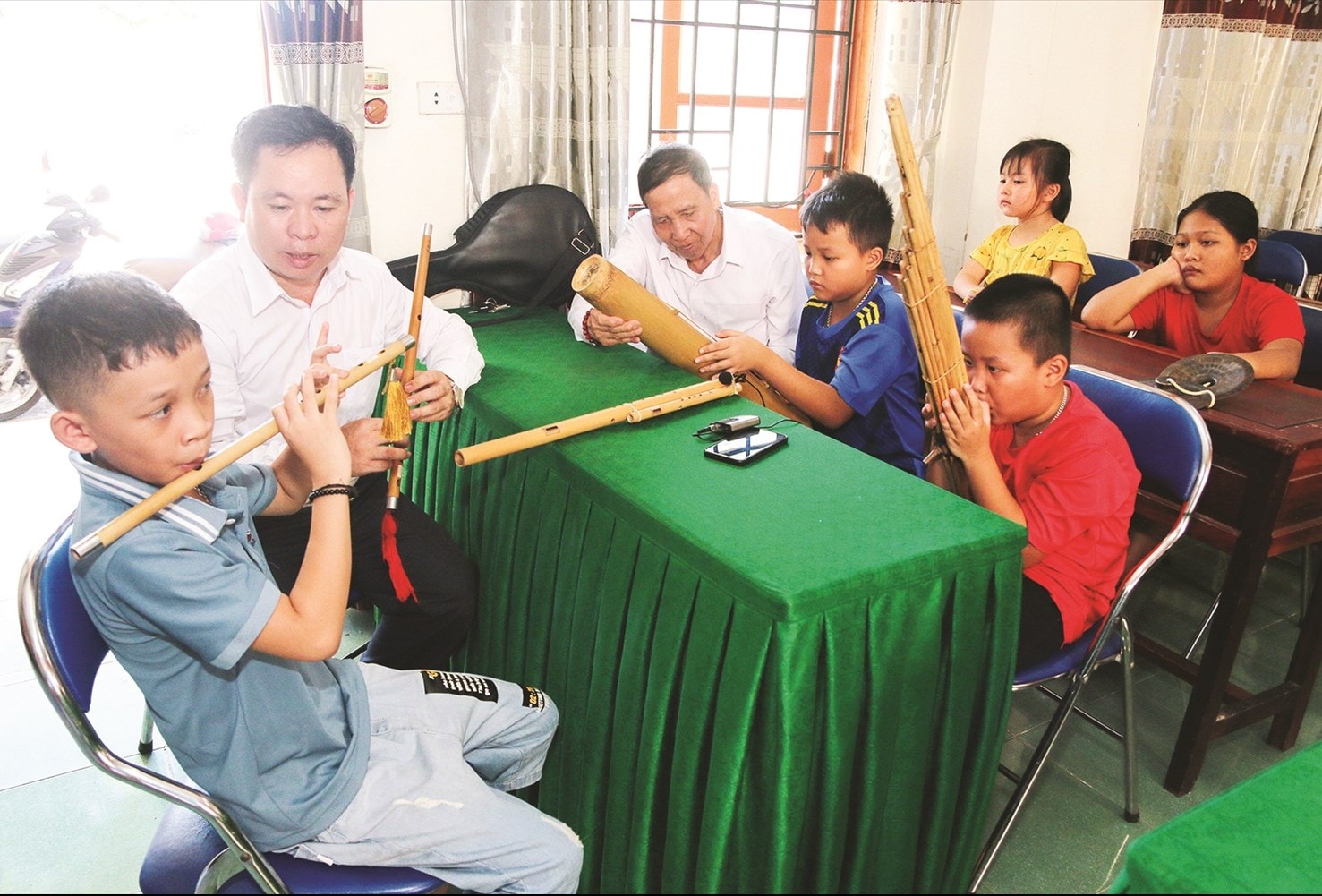 Lớp học nhạc cụ dân tộc miễn phí ở miền Tây Nghệ An 