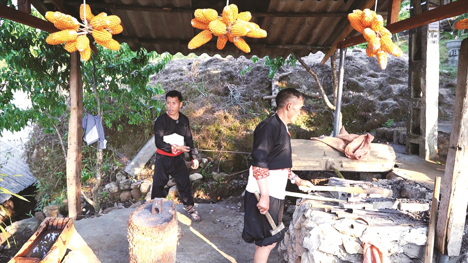 Người Mông ở Lao Chải 1, xã Khun Há, huyện Tam Đường, tỉnh Lai Châu gìn giữ nghè rèn dao.