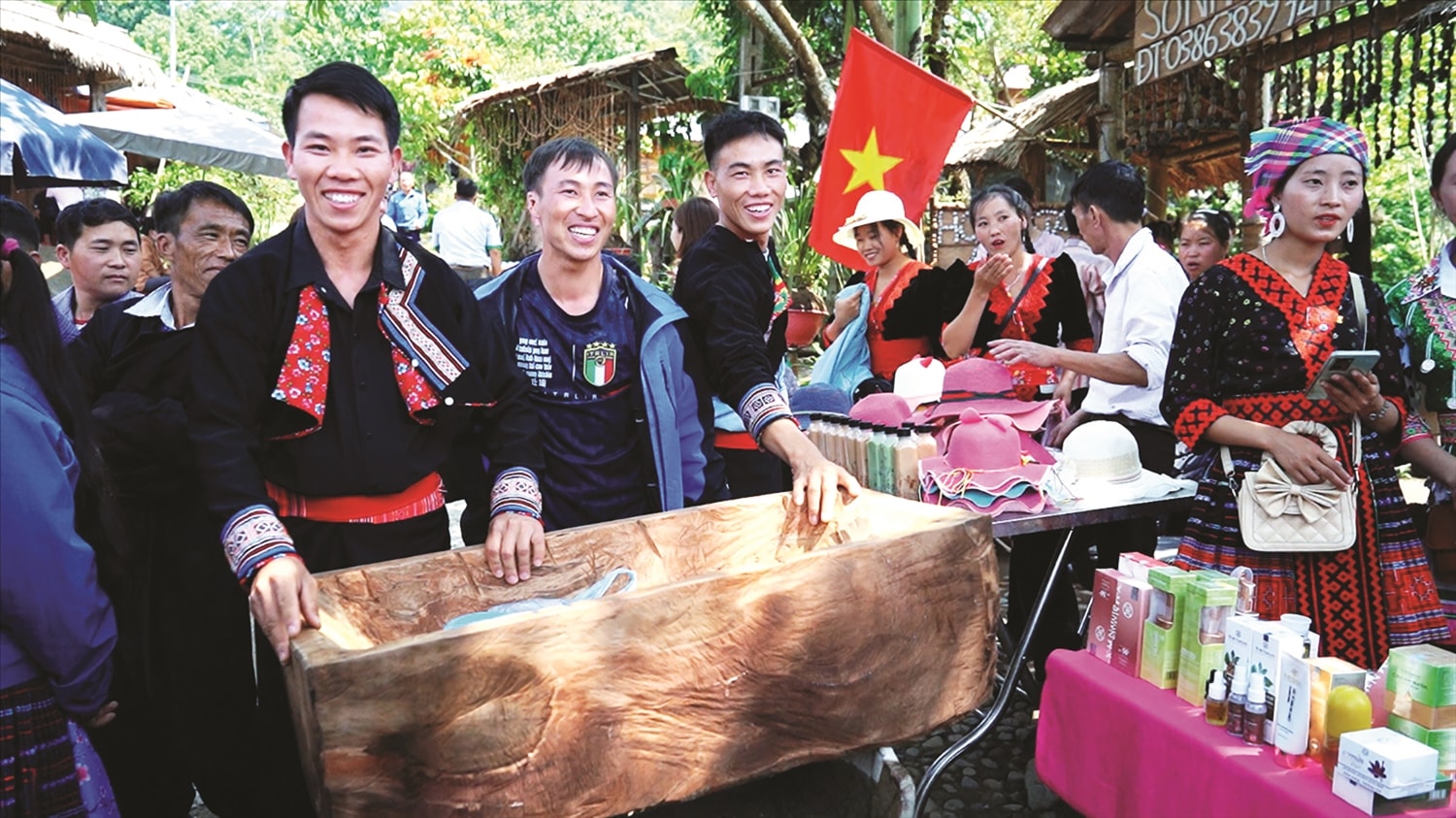 Mỗi dịp cuối tuần Lao Chải lại  nhộn nhịp và rộn vang tiếng cười  của trai gái bản giao lưu.