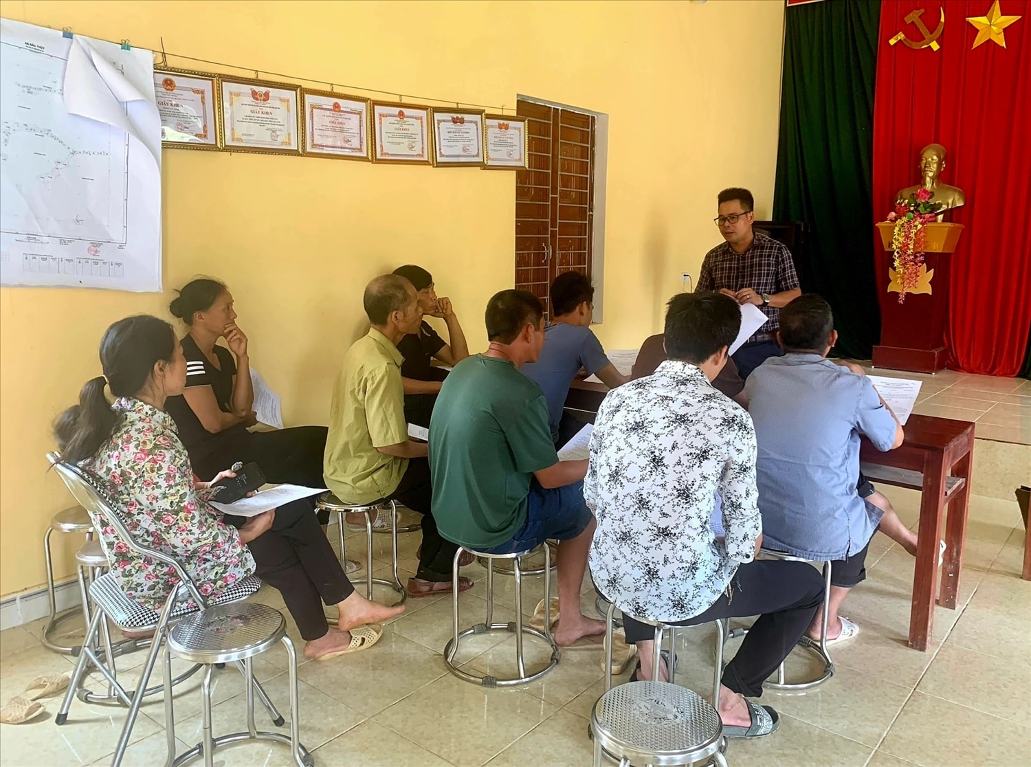 Nhiều Đảng viên đang tích cực tuyên truyền, vận động Nhân dân tham gia các mô hình phát triển kinh tế thuộc các nội dung, dự án Chương trình MTQG 1719. Trong ảnh: Một cuộc lấy ý kiến Nhân dân về mô hình nuôi dê sinh sản tại xã Bắc Thuỷ, huyện Chi Lăng..
