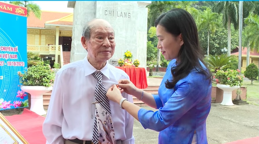 Dưới Tượng đài chiến thắng Chi Lăng, Huyện ủy Chi Lăng đã tổ chức trao Huy hiệu Đảng, Kết nạp Đảng viên và sinh hoạt chuyên đề. (Trong ảnh, đồng chí Trần Thanh Nhàn, Bí thư Huyện ủy Chi Lăng trao Huy hiệu Đảng cho các đảng viên).