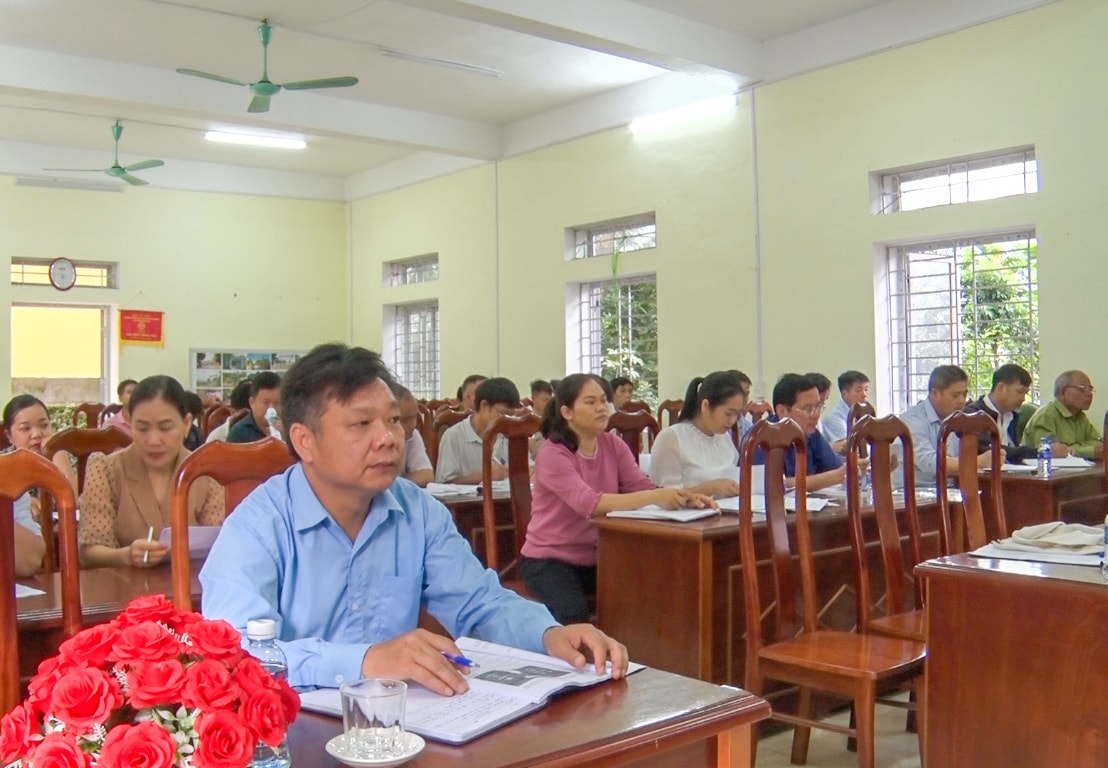 Huyện Hà Quảng (Cao Bằng) tổ chức Hội nghị tập huấn nâng cao năng lực, kỹ năng tuyên truyền về phòng, chống tảo hôn, hôn nhân cận huyết thống cho đội ngũ các tổ chức hội, đoàn thể cấp xã, y tế, bí thư chi bộ, trưởng xóm và Người có uy tín. Ảnh: TL Huyện Hà Quảng (Cao Bằng) tổ chức Hội nghị tập huấn nâng cao năng lực, kỹ năng tuyên truyền về phòng, chống tảo hôn, hôn nhân cận huyết thống cho đội ngũ các tổ chức hội, đoàn thể cấp xã, y tế, bí thư chi bộ, trưởng xóm và Người có uy tín. Ảnh: TL