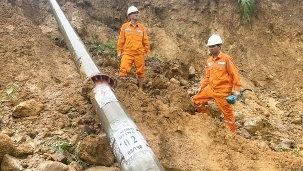 Ngành điện Lai Châu vượt qua các đoạn đường sạt lở để tiếp cận hiện trường, đồng thời hỗ trợ người dân di chuyển trong đợt mưa lũ vừa qua