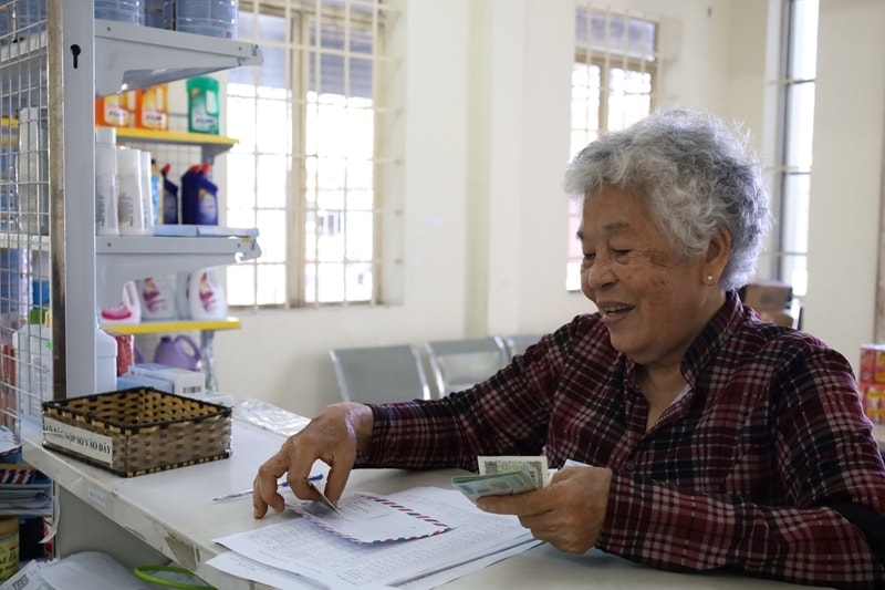 Tại các điểm chi trả, nhiều người hưởng đã có mặt từ sớm để nhận lương hưu, trợ cấp BHXH. Tại các điểm chi trả, nhiều người hưởng đã có mặt từ sớm để nhận lương hưu, trợ cấp BHXH.