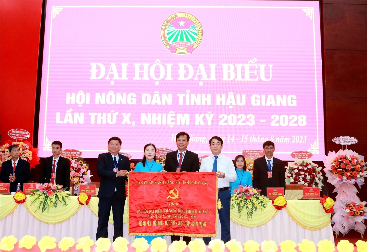 Ông Nghiêm Xuân Thành - Ủy viên BCH Trung ương Đảng, Bí thư Tỉnh ủy Hậu Giang trao bức trướng chúc mừng Đại hội Ông Nghiêm Xuân Thành - Ủy viên BCH Trung ương Đảng, Bí thư Tỉnh ủy Hậu Giang trao bức trướng chúc mừng Đại hội