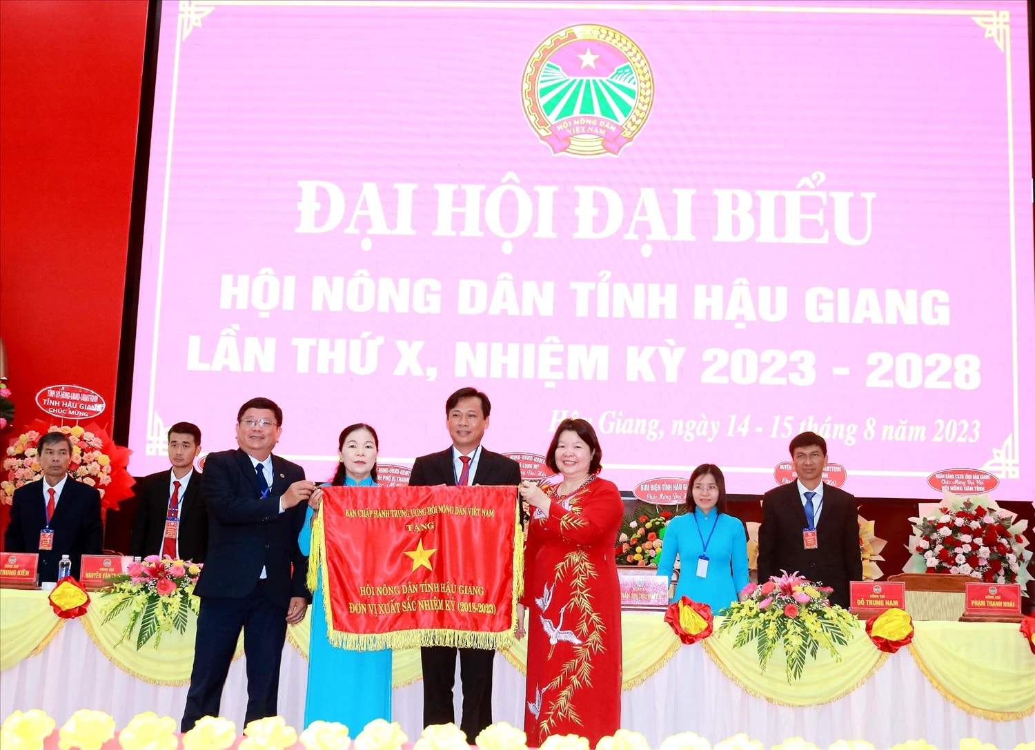 Bà Cao Xuân Thu Vân - Phó Chủ tịch BCH Trung ương Hội Nông dân Việt Nam trao cờ thi đua cho Hội Nông dân tỉnh Hậu Giang Bà Cao Xuân Thu Vân - Phó Chủ tịch BCH Trung ương Hội Nông dân Việt Nam trao cờ thi đua cho Hội Nông dân tỉnh Hậu Giang