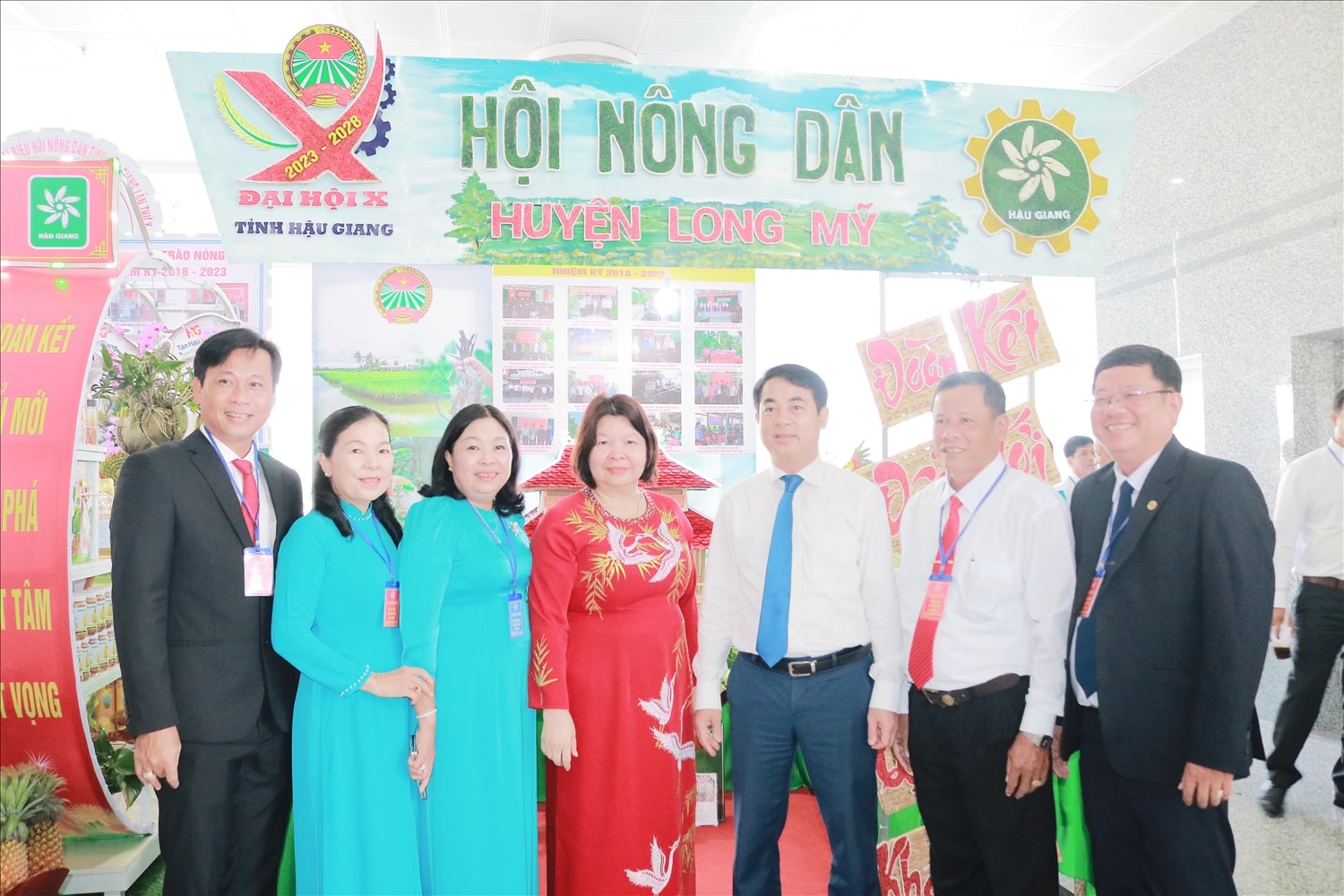 Ông Nghiêm Xuân Thành ( Người thứ 3 từ phải qua) cùng bà Cao Xuân Thu Vân (áo đỏ) chụp ảnh lưu niệm với Hội nông dân huyện Long Mỹ - địa phương có đông đồng bào DTTS nhất tỉnh Ông Nghiêm Xuân Thành ( Người thứ 3 từ phải qua) cùng bà Cao Xuân Thu Vân (áo đỏ) chụp ảnh lưu niệm với Hội nông dân huyện Long Mỹ - địa phương có đông đồng bào DTTS nhất tỉnh