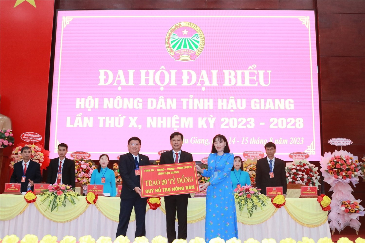 Bà Hồ Thu Ánh - Phó Chủ tịch UBND tỉnh trao bảng tượng trưng quỹ hỗ trợ nông dân cho đại diện lãnh đạo Hội Nông dân tỉnh Hậu Giang Bà Hồ Thu Ánh - Phó Chủ tịch UBND tỉnh trao bảng tượng trưng quỹ hỗ trợ nông dân cho đại diện lãnh đạo Hội Nông dân tỉnh Hậu Giang